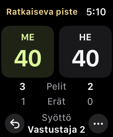 Ratkaiseva piste tilanteessa 40–40. Pelit ovat 3–2 ja erät 1–0. Seuraava syöttäjä näkyy pistetilanteen alla.