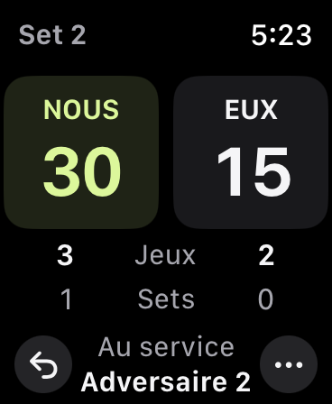 Match au deuxième set : NOUS menons 30–15, 3–2 en jeux et 1–0 en sets ; Adversaire 2 sert au prochain point.