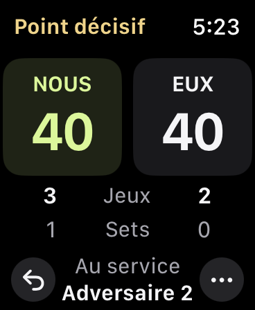 Point décisif à 40–40, 3–2 en jeux, 1–0 en sets, avec le prochain serveur sous le score.