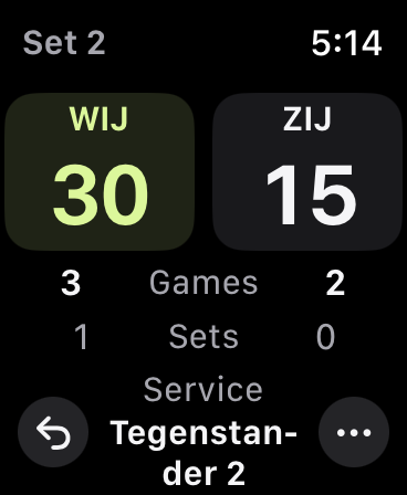 Match in set 2: WIJ staan 30–15 voor, games 3–2 en sets 1–0. Tegenstander 2 serveert als volgende.