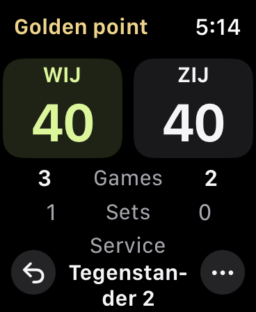 Golden point bij 40–40, games 3–2 en sets 1–0. Onder de score staat de volgende serveerder.