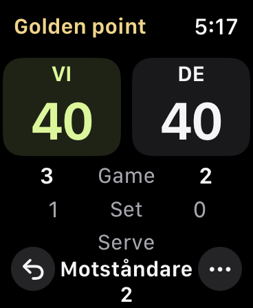 Golden point vid 40–40, 3–2 i game och 1–0 i set. Nästa servare visas under ställningen.